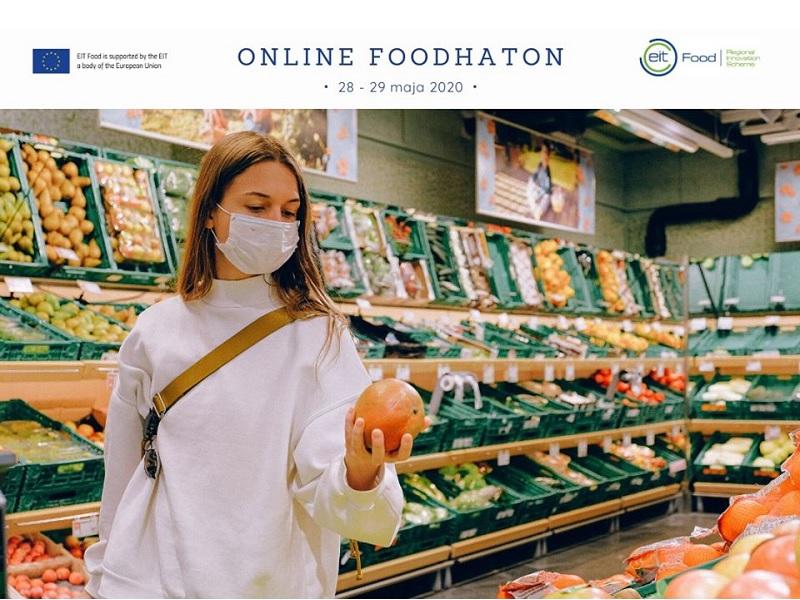 Kobieta w sklepie, z maseczką na twarzy, zastanawia się nad zakupem. W ręku trzyma grejfrut.